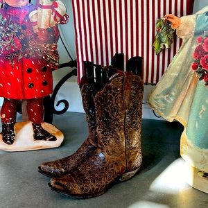 These are a beautiful pair of Dan Post brown leather boots in size 10 M.